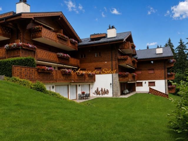 Luxuriöse 4,5 Zimmer Ski in/Ski out Wohnung mit privatem Pool im Herzen von Crans