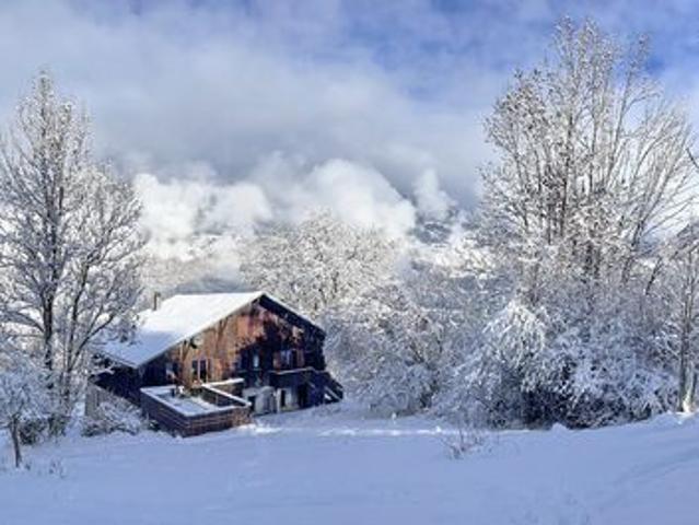 Ski jusqu’au chalet traditionnel 5 chbs + gîte 3 chbs
