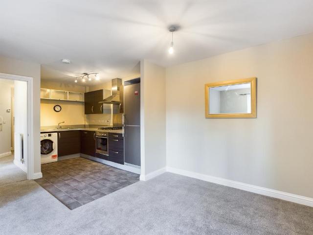 Skippetts Gardens, Cranbourne. 2 bed flat to rent £1,250 pcm £288 pw