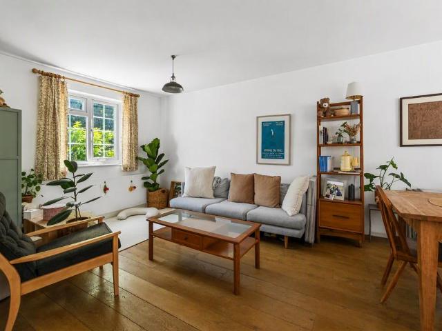 Skipworth Road, South Hackney. 2 bed house to rent £3,450 pcm £796 pw