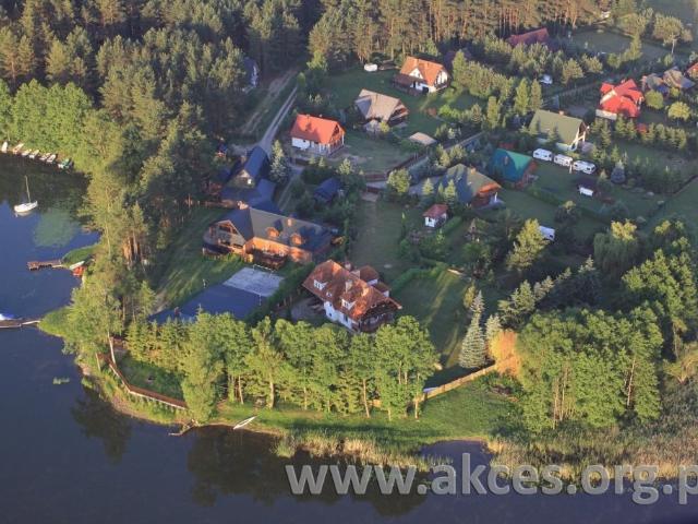 Przepiękna posiadłość nad jeziorem z garażem i apartamentem