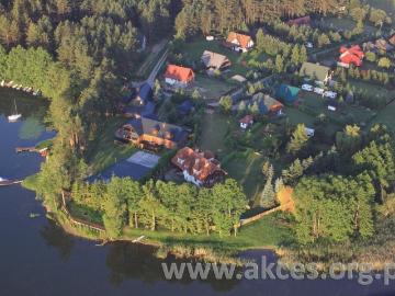 Przepiękna posiadłość nad jeziorem z garażem i apartamentem