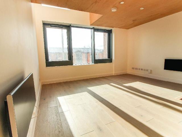 Sky Gardens, Spinners Way M15, 2 bed flat to rent, £1,000 pcm | PrimeLocation