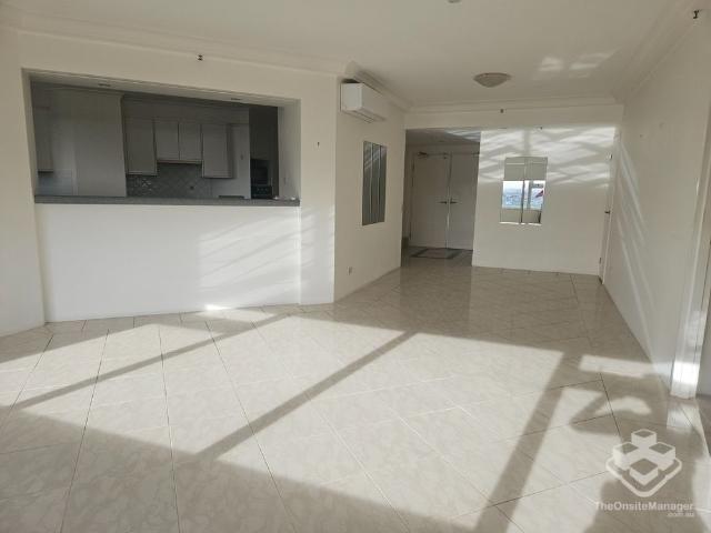 Sky High Apartment in Paradise Waters with Stunning Views