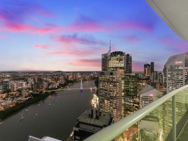 Sky High 'Aurora Tower' Living with Iconic River City Views