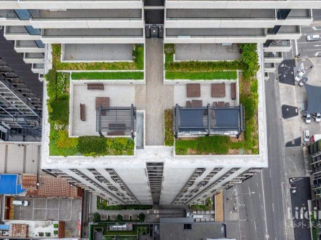 Sky High Corner Living with Docklands Sunset Views!