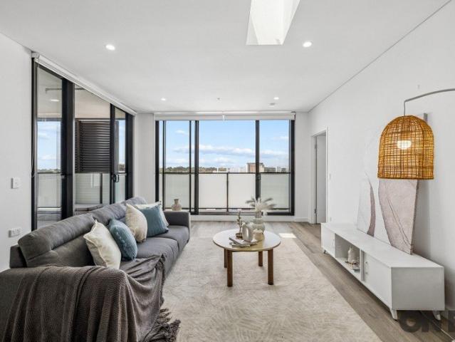 SKY HIGH ELEGANCE WITH UNINTERRUPTED VIEWS | LARGE STUDY