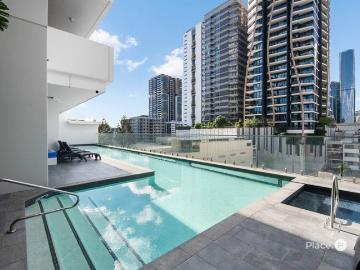 Sky High Luxury on Level 28 with Panoramic River & Mt Coot tha Views