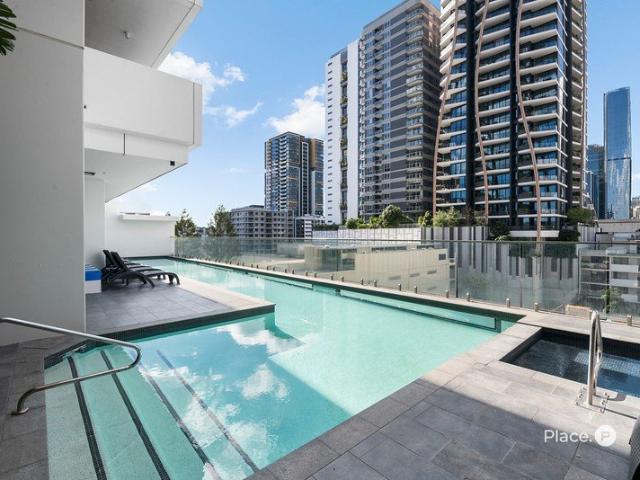 Sky High Luxury on Level 28 with Panoramic River & Mt Coot tha Views