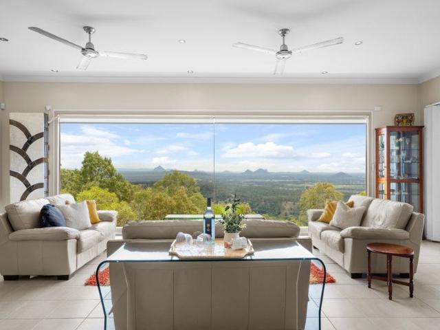 Sky High Luxury: Panoramic Glass House Vistas Meets Modern Country