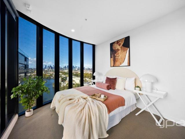 Sky High Luxury with Dual Aspect Views River, Racecourse & City Skyline