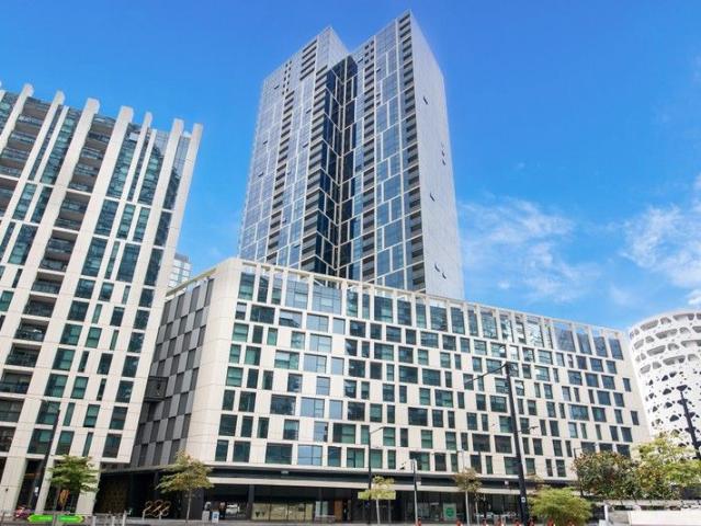 Sky High Luxury with Iconic City & Waterfront Views