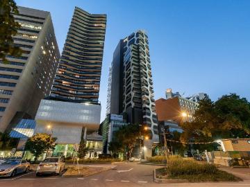 Sky High Sophistication with Albert Park Lake & City Convenience