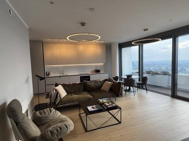 Sky Living im 24. Stock | Private Loge über der Alten Donau