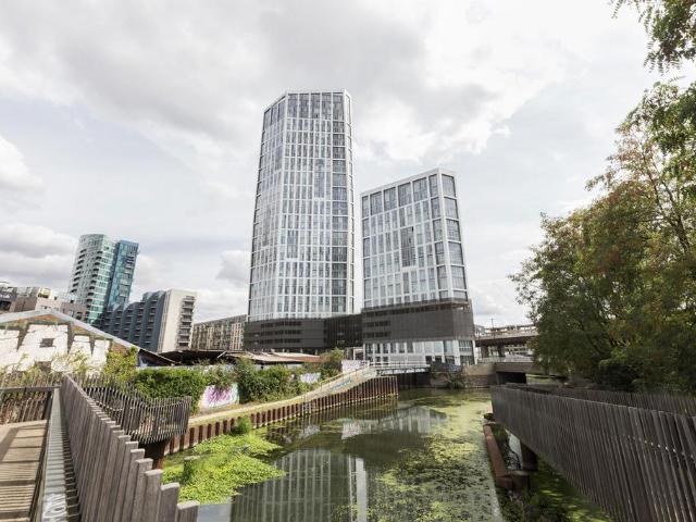 Sky View Tower, Stratford E15 2 bed flat to rent £2,450 pcm £565 pw