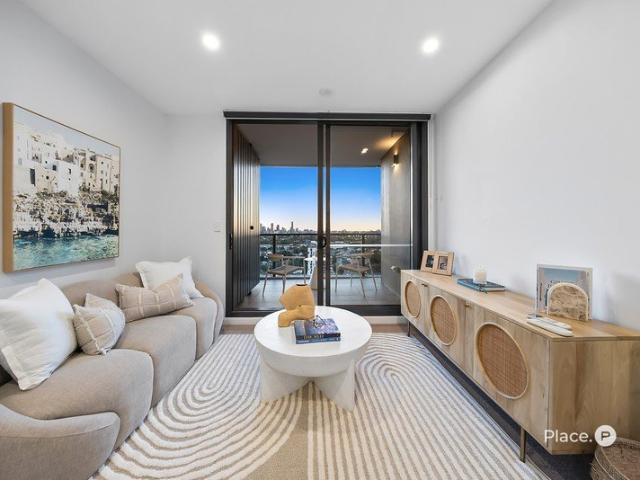 SkyHigh Living on Level 16 with Sweeping City and Story Bridge Views
