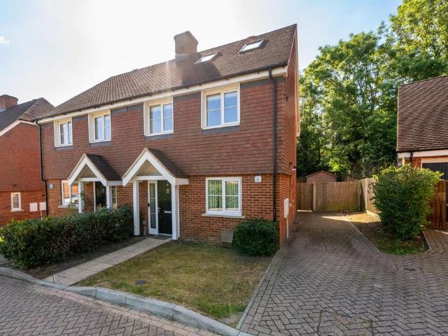Skylark Close, Epsom, KT17 3 bed semi detached house to rent £3,150 pcm £727 pw
