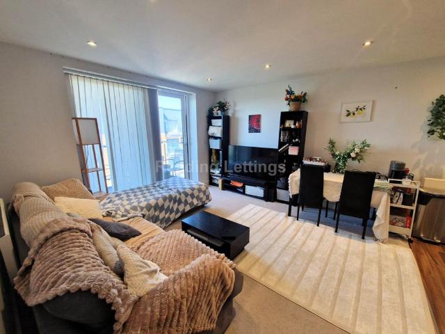 Skylark House, Drake Way, Reading 2 bed apartment to rent £1,550 pcm £358 pw