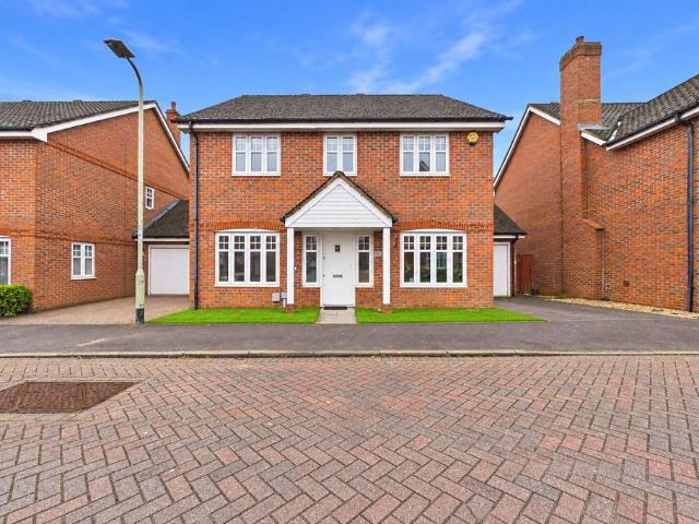 Skylark Way, Shinfield, Reading. 4 bed detached house to rent £2,500 pcm £577 pw