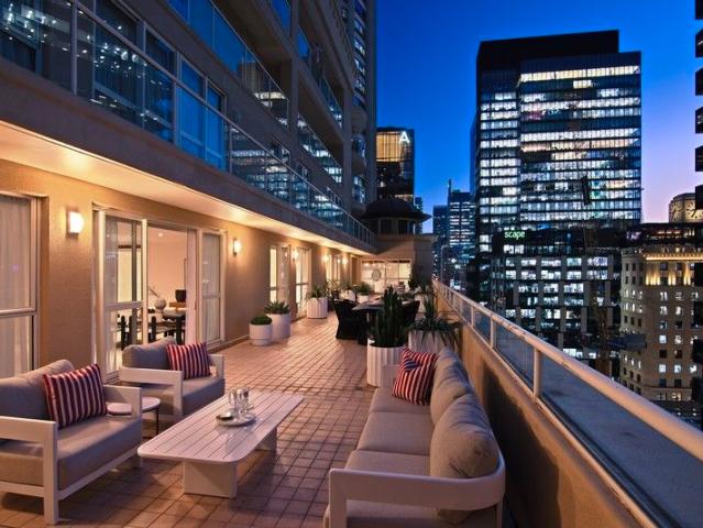Skyline Entertainer at Heart of Sydney CBD