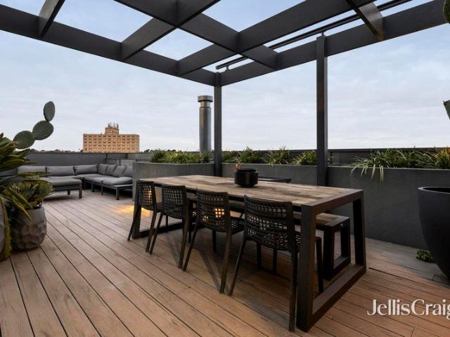 Skyline entertainer's penthouse with huge terrace
