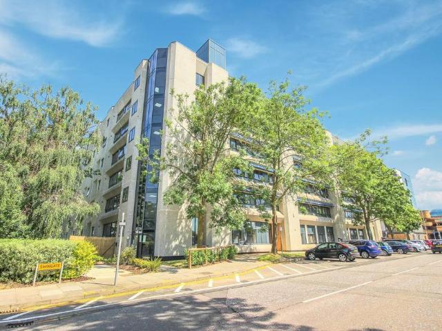 Skyline House, Swingate, Stevenage 2 bed apartment to rent £1,550 pcm £358 pw