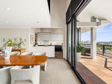Skyline Penthouse with Iconic Panoramic Views