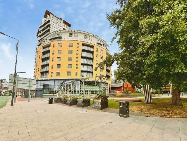Skyline, St Peters Square LS9, 2 bed flat to rent, £1,100 pcm | PrimeLocation