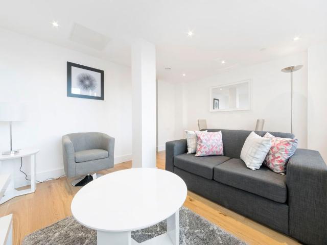 Skyline, Slough SL1, Studio to rent, £1,100 pcm | PrimeLocation