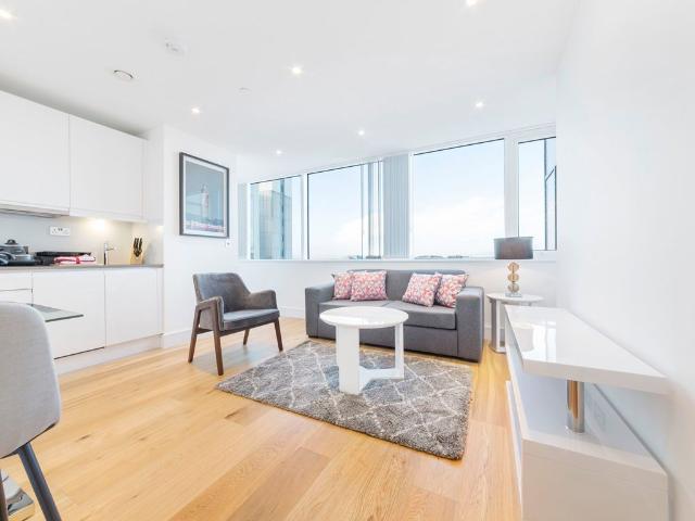 Skyline, Slough SL1, Studio to rent, £1,100 pcm | PrimeLocation
