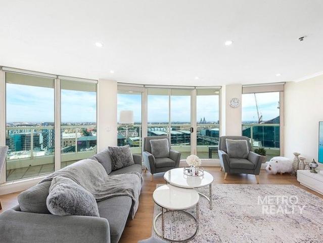 Skyline Sophistication: Renovated Landmark Apartment with Iconic City Views