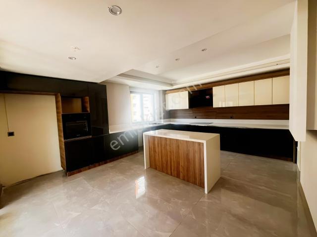 Skyline Tower'da Ultra Lüks Yapılı Arakat 4+1 Geniş Tip Kiralık
