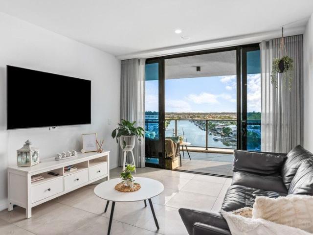 Skyline Waterfront Luxury Exclusive Residence in Biggera Waters