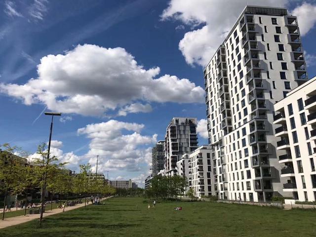 Skylineblick aus der 14.etage moderne 3 Zimmer Wohnung mit Balkon & Tiefgarage