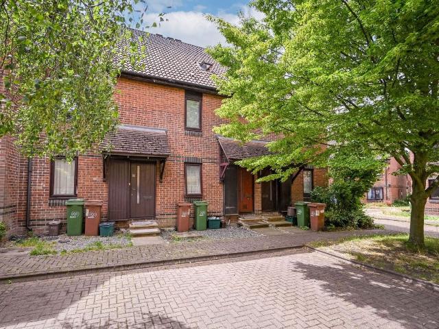 Shott Close, Sutton SM1, 2 bed maisonette to rent, £2,200 pcm | PrimeLocation