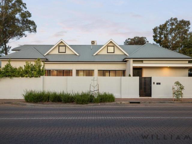 SHOW STOPPING COSMOPOLITAN DESIGNER RESIDENCE IN HYDE PARK Architecturally Significant Designer Residence C.2011 by D'Andrea Architects