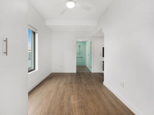 Show stopping studio in great location!