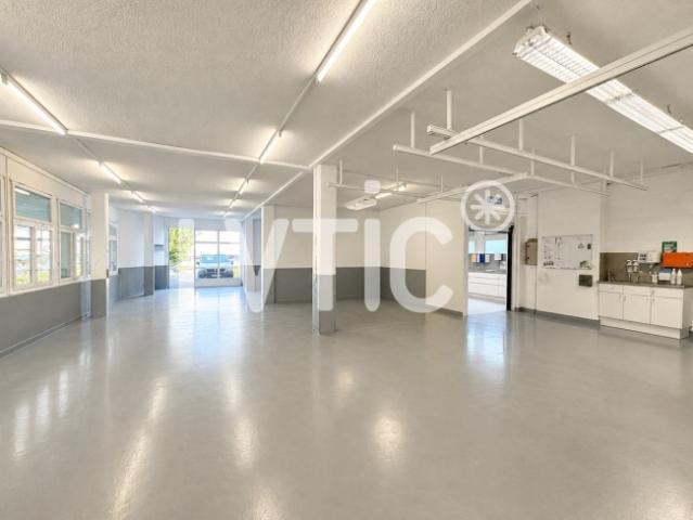 Showroom, Lager, Büros von 700 m2, teilbar, zu vermieten in Bussigny