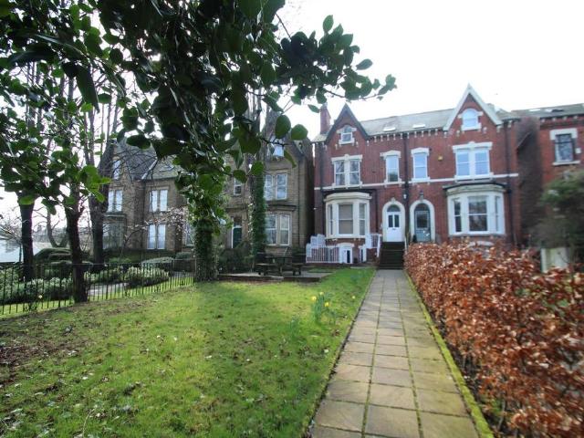 Sholebroke Avenue, Leeds, West. 2 bed flat to rent £895 pcm £207 pw