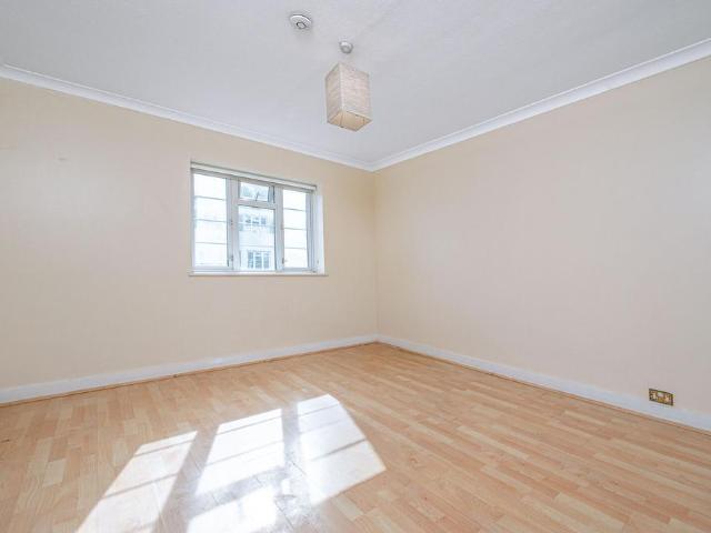 Shoot Up Hill, Cricklewood, London, NW2 2 bed flat to rent £2,250 pcm £519 pw