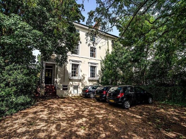 Shooters Hill Road, London SE3 2 bed flat to rent £2,100 pcm £485 pw