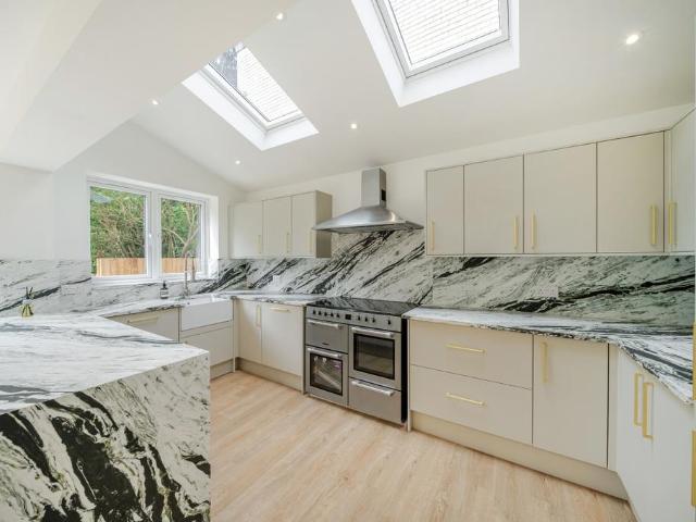 Shooters Hill Road SE3 4 bed detached house to rent £3,400 pcm £785 pw