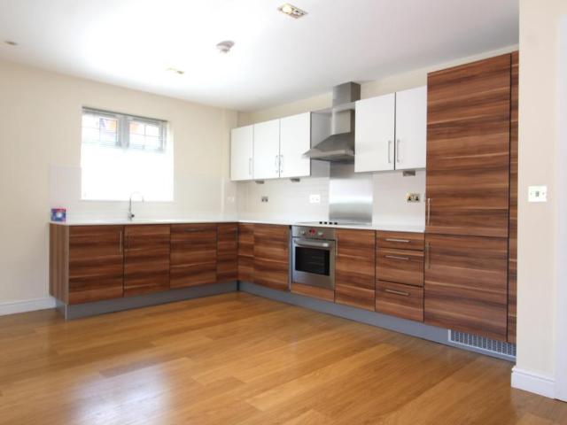 Shoppenhangers Road, MAIDENHEAD 2 bed apartment to rent £1,800 pcm £415 pw