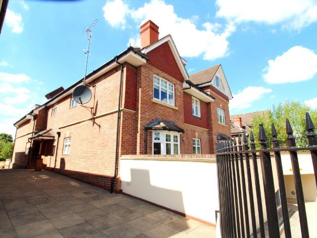 Shoppenhangers Road, Maidenhead SL6, 2 bed flat to rent, £1,800 pcm | PrimeLocation