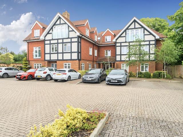 Shoppenhangers Road, Maidenhead SL6, 2 bed flat to rent, £2,250 pcm | PrimeLocation