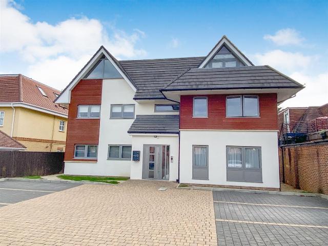 Shoppenhangers Road, Maidenhead SL6, 2 bed flat to rent, £2,500 pcm | PrimeLocation