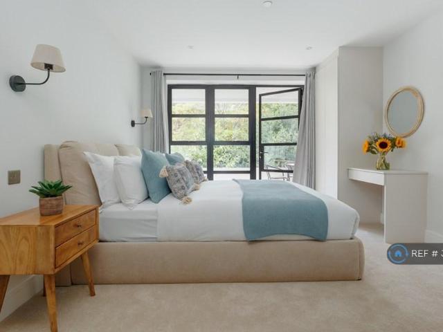 Shore Walk, Bournemouth, BH4 2 bed flat to rent £2,250 pcm £519 pw