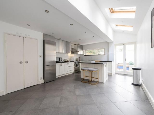 Shorrolds Road, London, SW6 4 bed terraced house to rent £6,000 pcm £1,385 pw