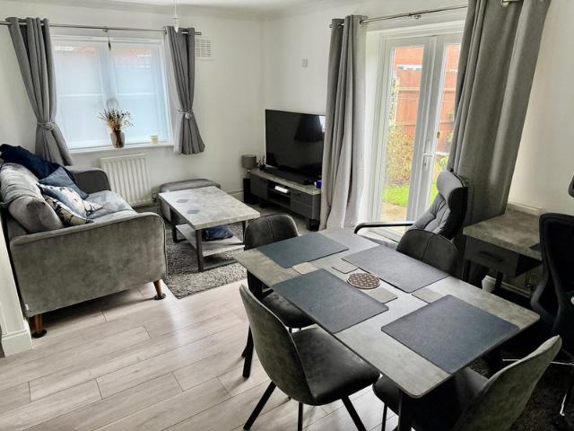 Short Term Modern 2 Double Bedroom Flat Fully Furn
