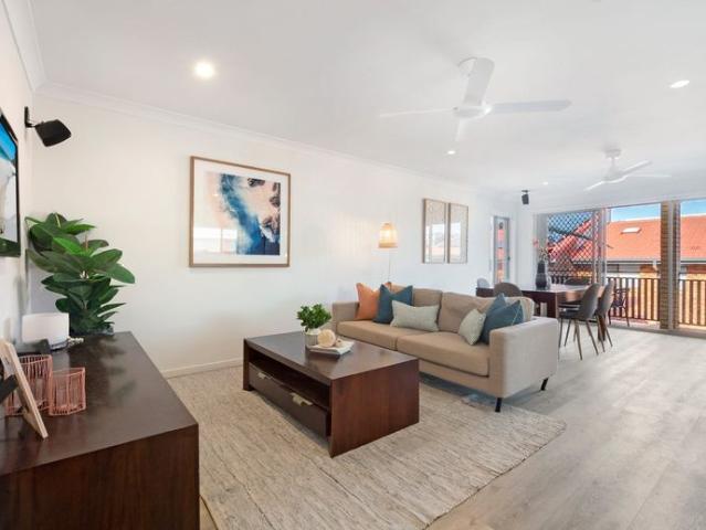 SHORT TERM only 26/10/26 24/11/26 4 weeks. Beautifully Renovated Mermaid Beachside Unit Fully Furnished